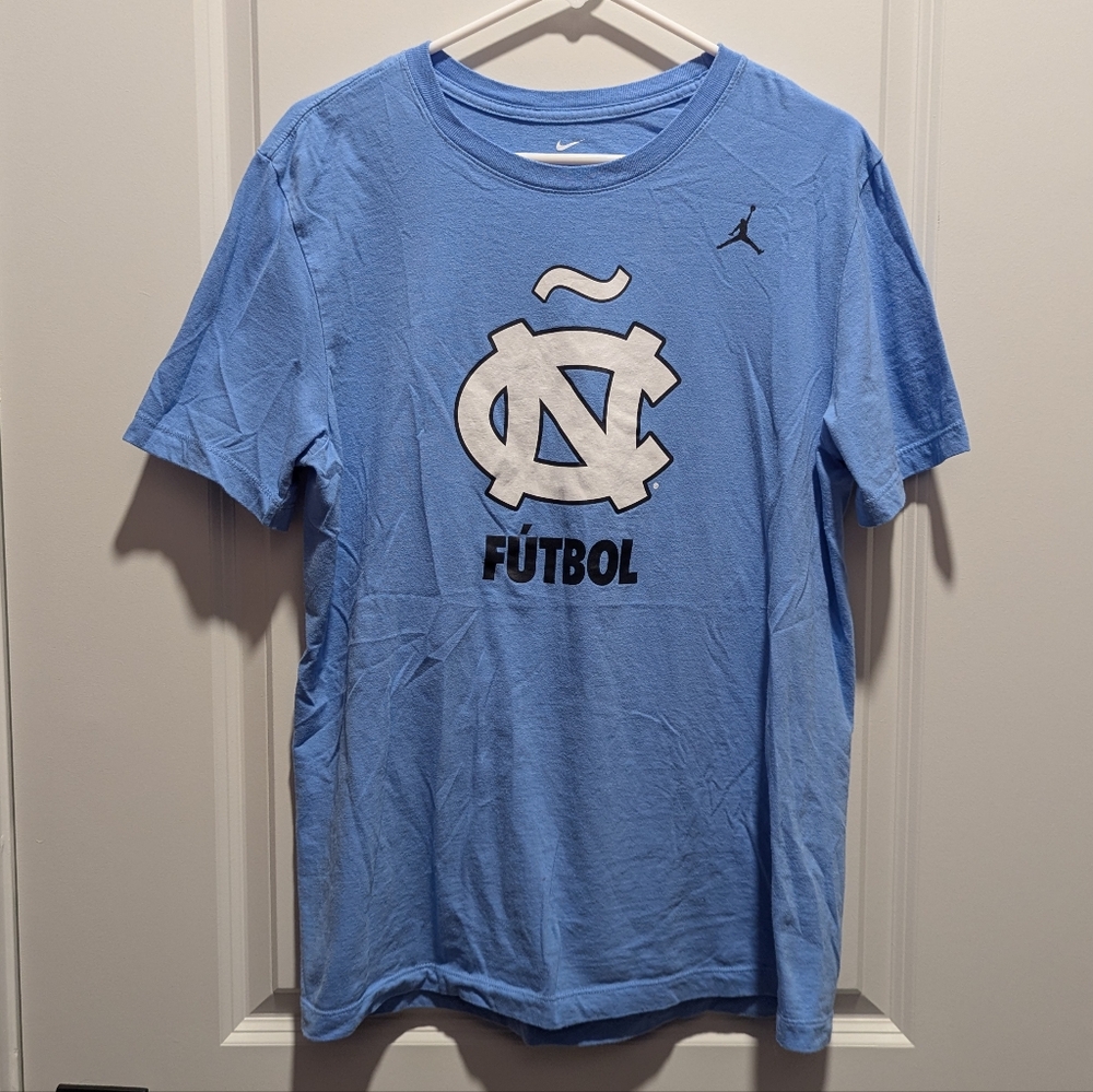 UNC Fútbol Tee